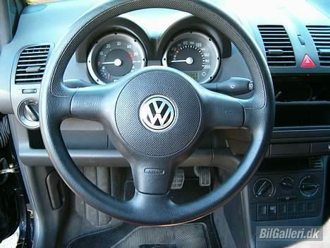 VW Lupo 1,4 TDI - Om natten er der det fedeste blå pornolys i disse instrumenter :-) billede 3