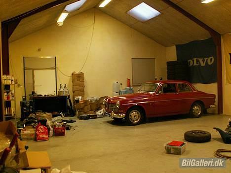 Volvo 121 Amazon - Igen, i den nye "legeplads". Her skal Amazonen og Nissan´en overvintre, og gøres klar til foråret. Bær over med der roder - Vi er lige rykket ind billede 3
