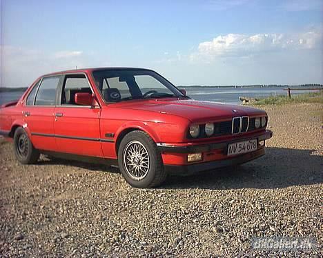 BMW E30 320i - D?/6-06 som den så ud da jeg fik den... billede 10