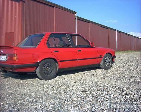 BMW E30 320i - D?/6-06 som den så ud da jeg fik den... billede 11