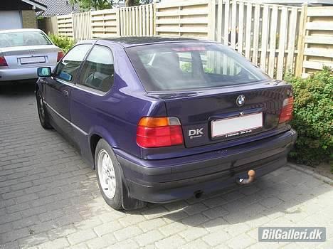 BMW 316i Compact - Den er jo fin men skal have en vask .. Se Audi´en i Baggrunden billede 2