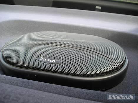 BMW 316i Compact - Riesen højttaler, de kan satme spille så du bliver skør af det :D billede 12