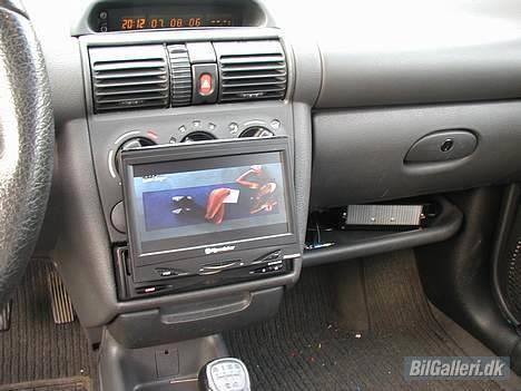 Opel Corsa B 1,4i sport **Solgt** - Her er min DVD skærm.... det er PORNO.... billede 1