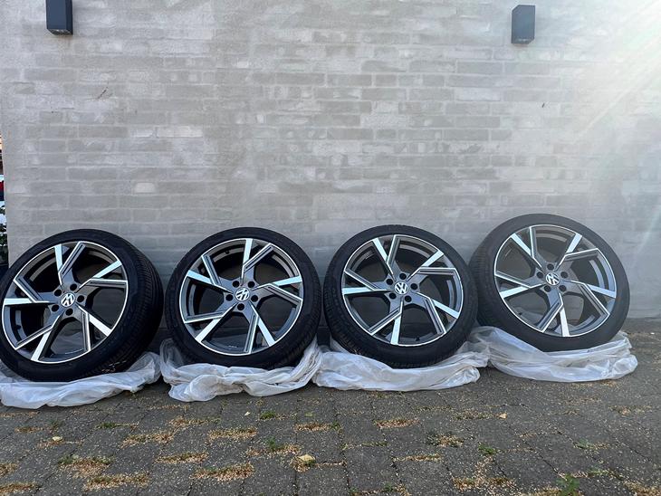 {{currentPhoto.altText}} billede {{currentPhoto.number}}