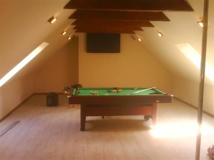 Party rum ! - Satte billiardboret ind og har sat spottende op. mangler bare baren billede 9