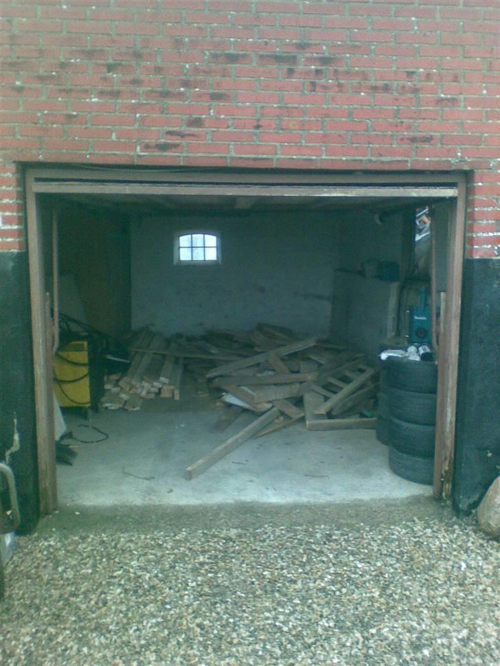 Lettere reperation af garage - Sådan så herligheden ud. Gammel, ubrugeligt og med 1,72 m i lofthøjde. Jeg nåede at svejse en bil op herinde, og det var egentlig det der gjorde, at jeg bestemte mig for at lave det om billede 1
