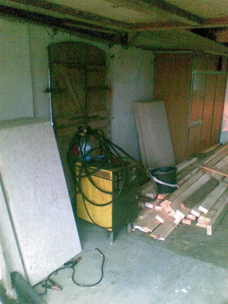 Lettere reperation af garage - En kammerat der arbejder på en genbrugsplads havde skaffet mig et helt nyt loft som en tømmerhandel havde kasseret. Lækkert. Trolltekt pladerne kan ses stående op ad væggen billede 2