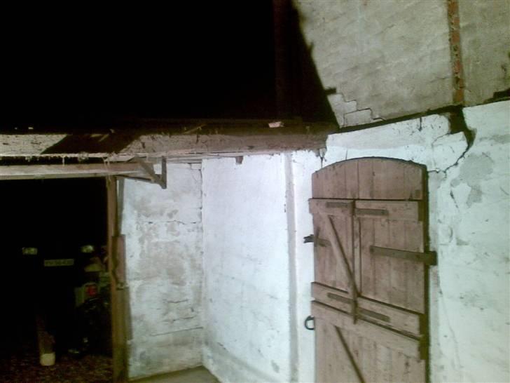 Lettere reperation af garage - Den gamle stalddør...ikke et hit....men hva pokker, sådan gjorde man jo dengang billede 6