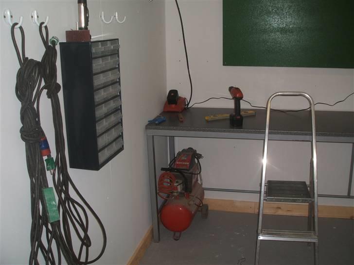 Lettere reperation af garage - Lidt mere indretning...En sortiments-reol til mine bolte og møtrikker og så lidt af de billige knager fra Jem&Fix til svejsekabler og ledninger billede 16
