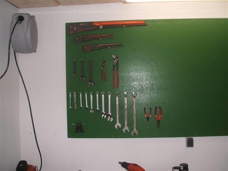 Lettere reperation af garage - Her er en fejl...Hvorfor hængte man den største og tungeste rørtang øverst? Nej vel, der er der ingen logik i. Det skyldtes ganske enkelt at jeg havde hovedet oppe i r#¤&n da jeg bestemte hvor den skulle hænge ;-) billede 21