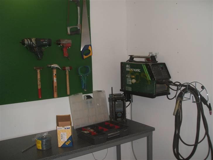 Lettere reperation af garage - Lidt mere indretning... En slangeholder til at rinke sine kabler op på har vist sig at være meget nyttig. så er der altid styr på dem billede 20