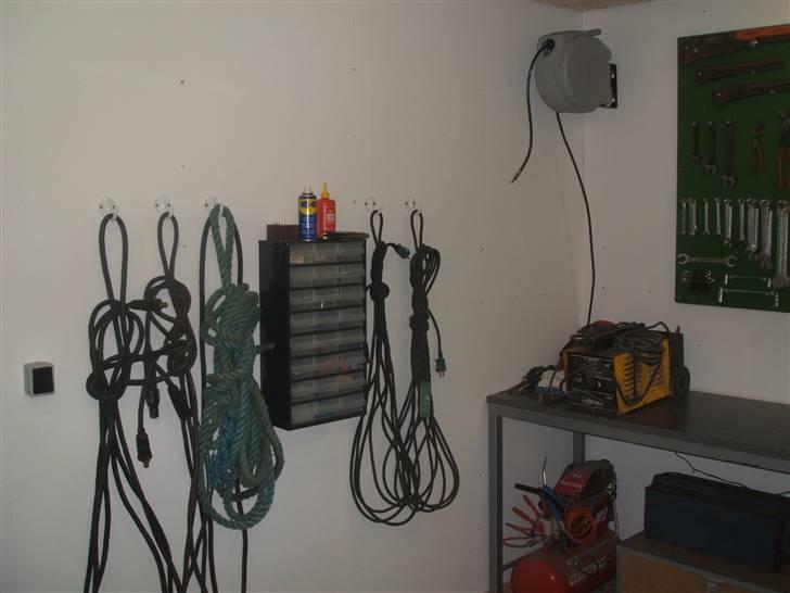 Lettere reperation af garage - Så kom rullen til trykluft op, og flere ledninger minsandten ;-) billede 18