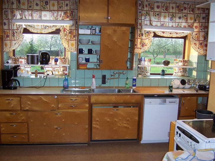 Landkøkkenet får en tiltrængt forandring - Gyseligt....  Hvordan skal det nogen sinde blive ok at træde ind i, uden at ofre en masse penge og tid ?   Jeg tænker en midlertidig opfriskning der kan holde nogle år indtil hele denne ende af huset skal renoveres. billede 1