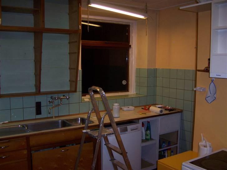 Landkøkkenet får en tiltrængt forandring - Skabet med skydelågerne som man altid klemmer fingrene i skal gøres mere moderne billede 2