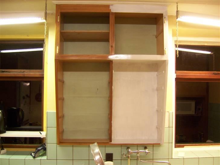 Landkøkkenet får en tiltrængt forandring - Det bliver hvidt, og får glashylder i, samt spots i toppen. billede 3