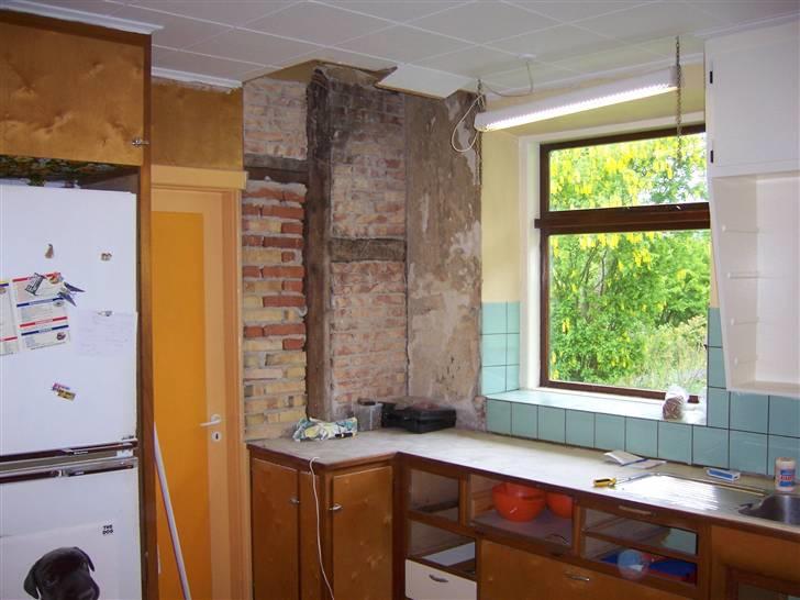 Landkøkkenet får en tiltrængt forandring - Det gamle skab med rulle-lågen blev banket ned. Det var dælme lavet godt. Ingen skruer var synlige... hvordan kan man overhovedet samle sådan et så godt? billede 4