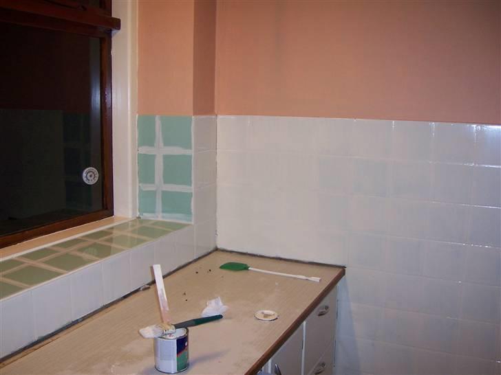 Landkøkkenet får en tiltrængt forandring - Juhuuu, kaklerne kan males over med flisemaling. Men tro ikke at den dyre maling hæfter særlig godt på glaserede overflader. -Så man skal passe på vindueskarmene billede 5