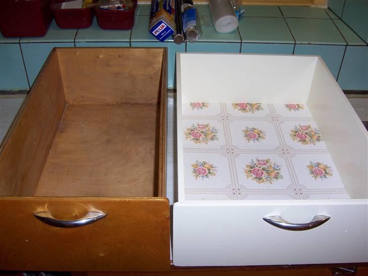 Landkøkkenet får en tiltrængt forandring - Skufferne får en opfriskning med tre gange maling og selvklæbende hyldepapir i bunden. Jeg bevarer grebene da de er rustikke selvom nye trækker lidt. billede 6