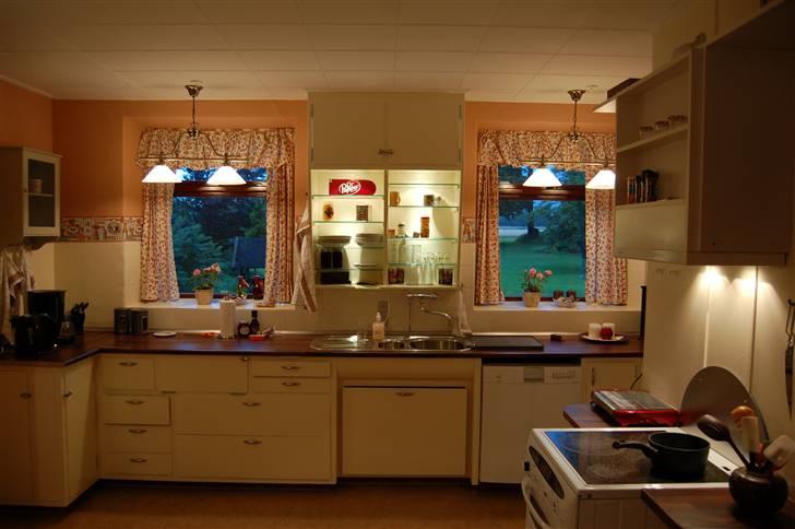 Landkøkkenet får en tiltrængt forandring - Færdig!    Ny vask, og laminatbordplade. Hullerne fra vasken blev til et lille bord på hver side af komfuret, og tømreren grinede sin ... i laser. billede 7