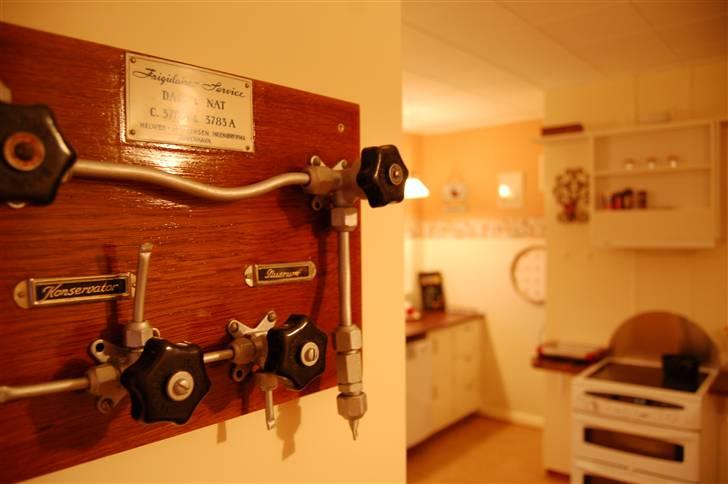 Landkøkkenet får en tiltrængt forandring - Dette gamle panel har styret min farmors første dybfryser i kælderen under køkkenet. Faktisk styrede den både en fryser (Bygget af træ) og et køleskab med en masse flamingo og sølvpapir i siderne. Jeg syntes det skulle op i dagens lys. billede 8