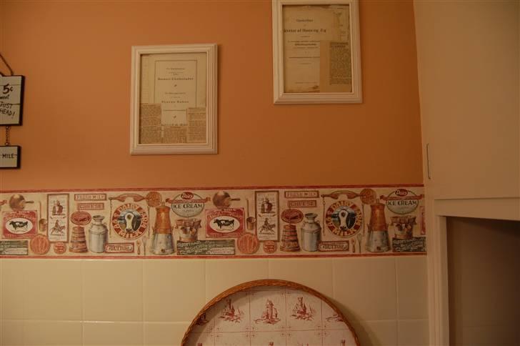 Landkøkkenet får en tiltrængt forandring - En retro frise fra Sadolin Farveland og et par gamle opskrift-udklip fra min farmors Frk. Jensen Kogebog fra 1934. Her har hun stået at lavet mad til hele gårdens flok af medarbejdere i rigtig mange år,.... for mange år siden. Et kommende projekt er at male hendes gamle Maren-røremaskine og finde et sted til den her. billede 10