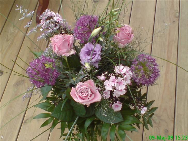 Blomster Buketter - Mor´s dags buket af min pragtfulde mand.
Kanon flot, og dufter helt vildt. 2009
 billede 1