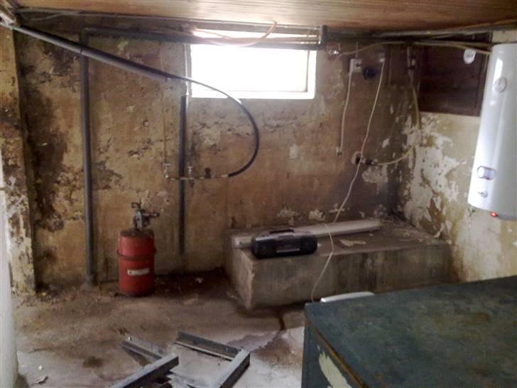 Renovering af kælder - Fyr rum, det er kommet ny varmvandsbeholder op, det gamle oliefyr bliver skiftet ud med et nyt pillefyr. billede 3