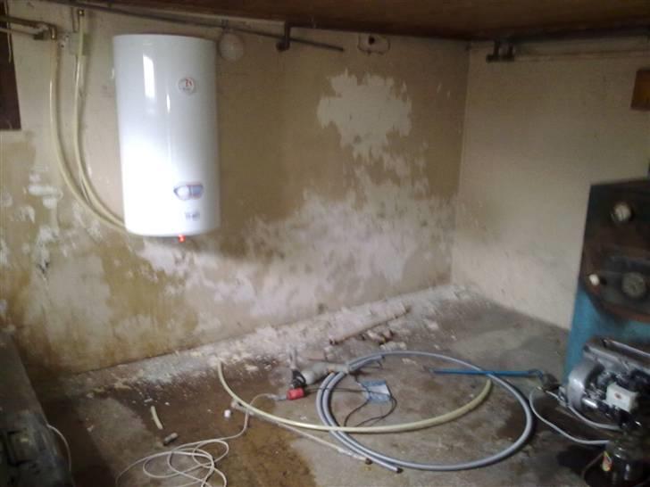 Renovering af kælder - Fyr rum, det er kommet ny varmvandsbeholder op, det gamle oliefyr bliver skiftet ud med et nyt pillefyr. billede 4