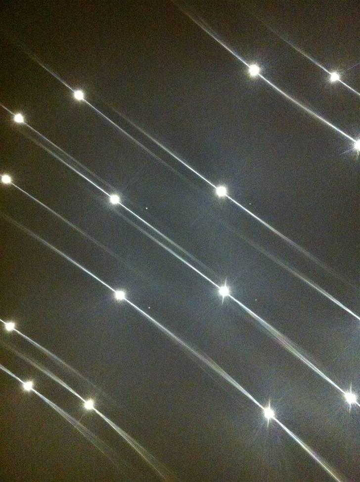 Renovering af soveværelset  - Stjernehimmel :)

Sat i meget specielt mønster efter min egen mening, med det ser virkelig godt ud, der er 4 hjørne spots som ikke kan ses på billedet billede 6