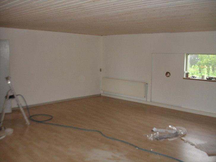 Diverse før og efterbilleder - Gildesalen, nu med vye væge, gulv og lofter samt monteret radiator billede 11