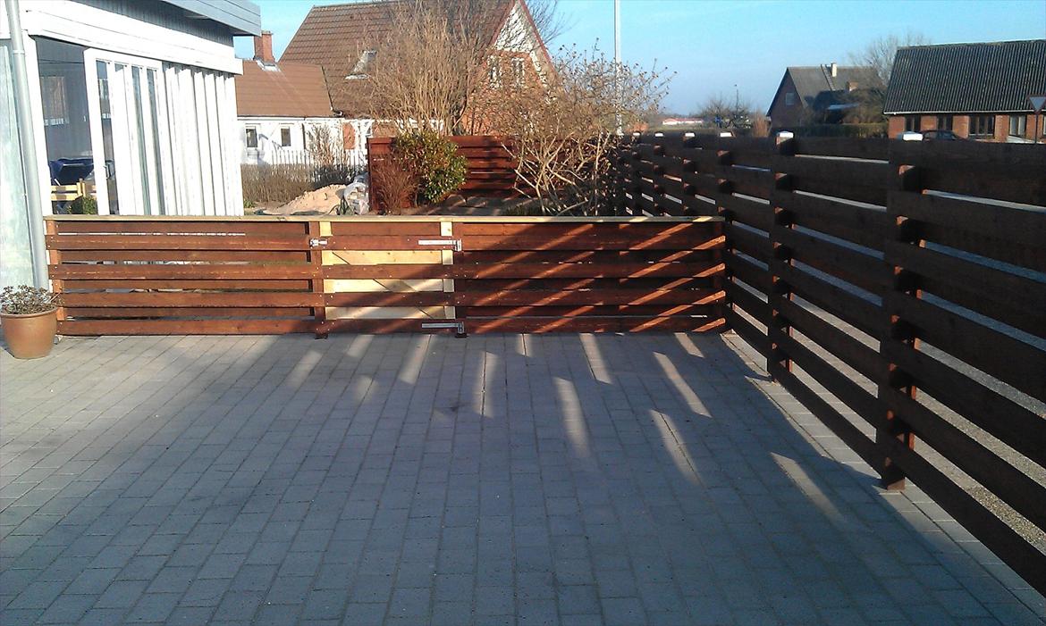 Hegn og garage billede 1
