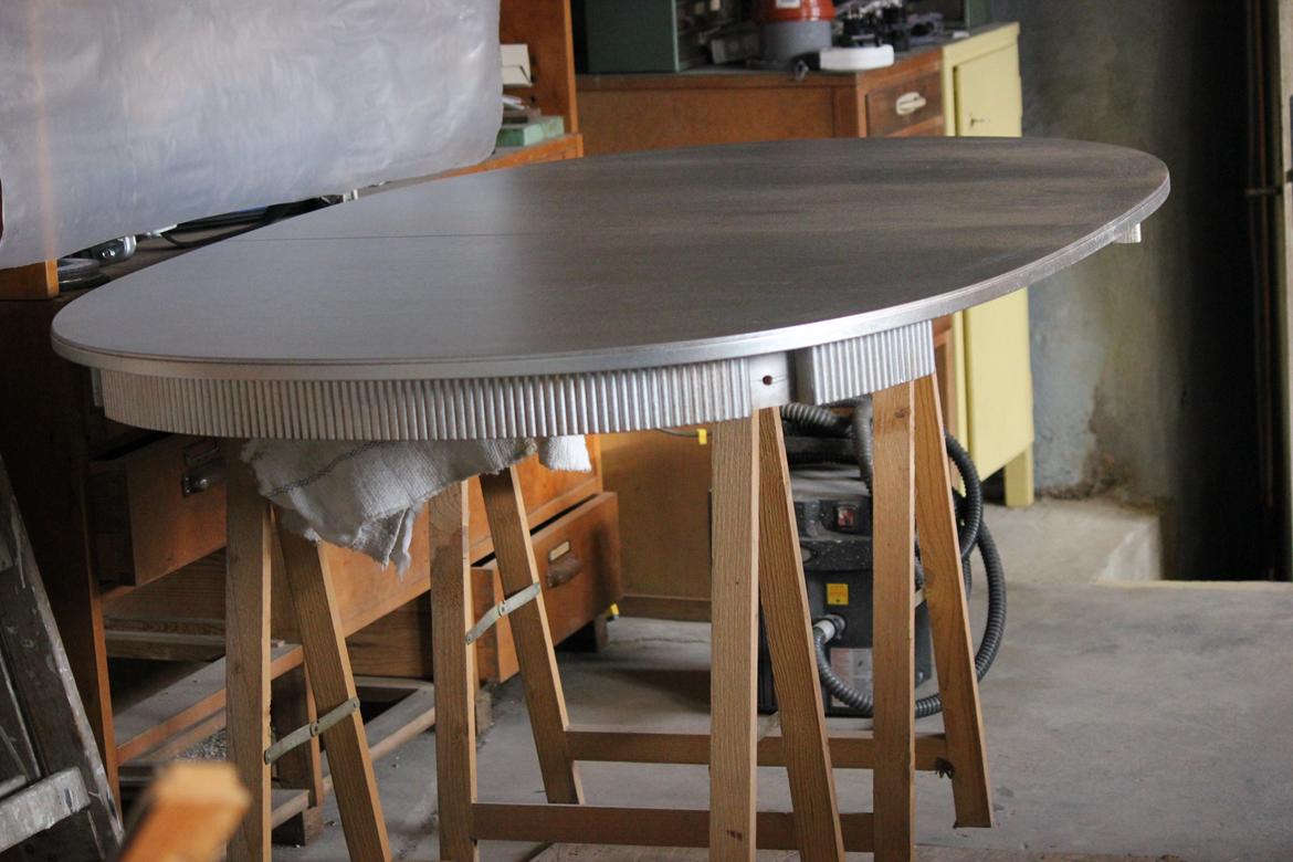 Renovering af Spisebord - Anden lakering gik bedre og støv problemet blev minimeret da vi fjerende blæseren. Der vardog stadig lidt støv i overfladen men ikke mere end vi kunne polere væk  billede 10