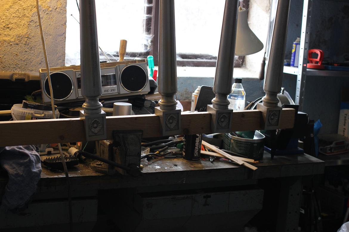 Renovering af Spisebord - Benene havde ingen støv problemer fordi de blev lakeret lodret,   billede 13