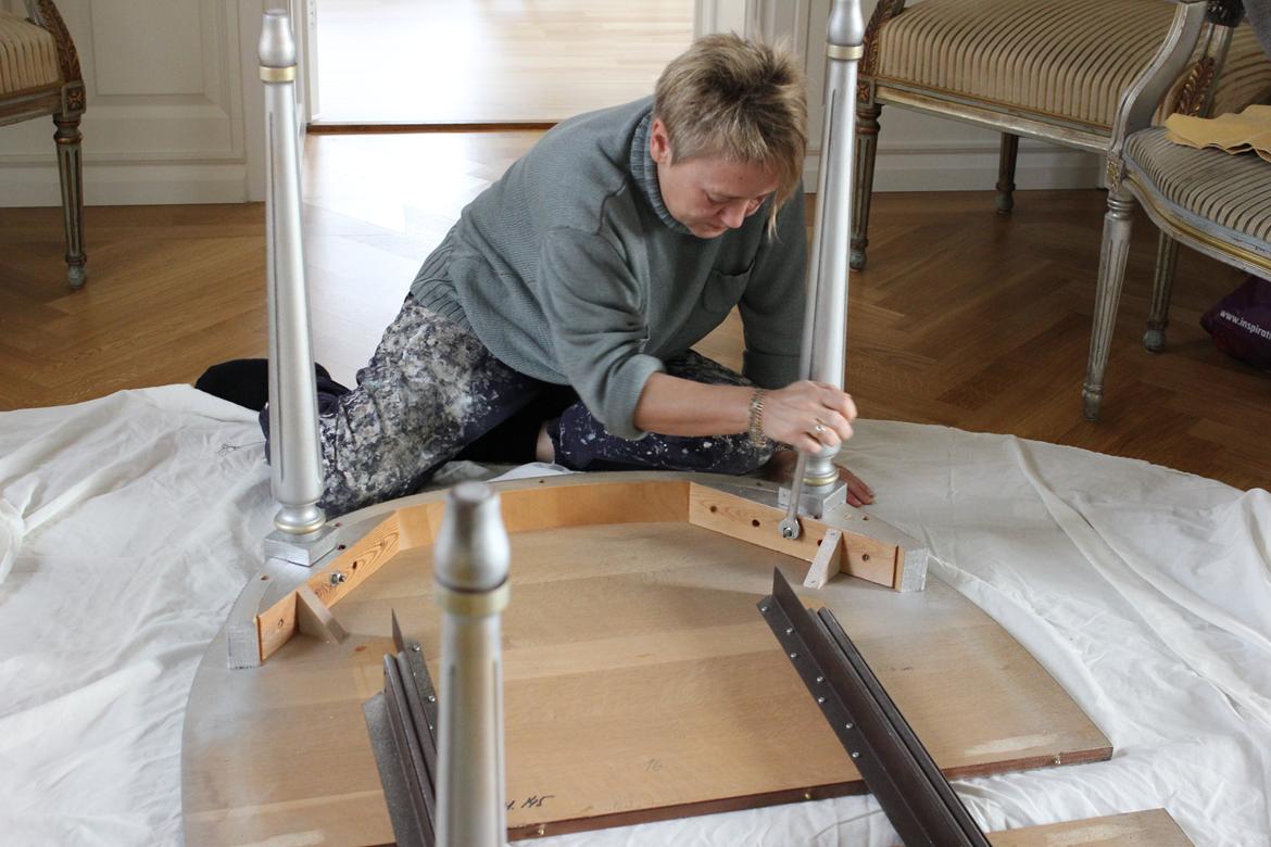 Renovering af Spisebord - Bordet samles og det ville min mor selv, for det var hendes projekt.  billede 20
