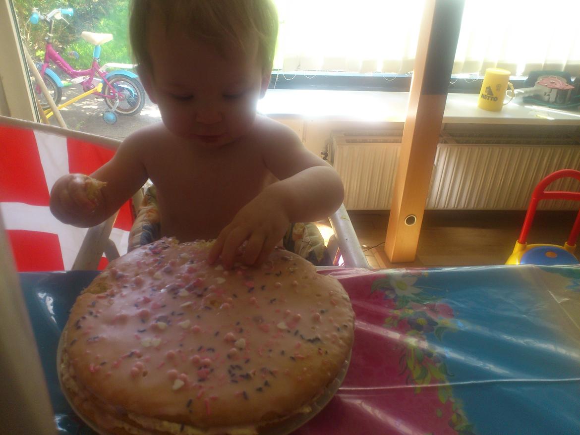 1 års fødselsdag. - Mmmh, KAGE! Og sin helt egen kage, bedre kan det ikke blive? ;) billede 2