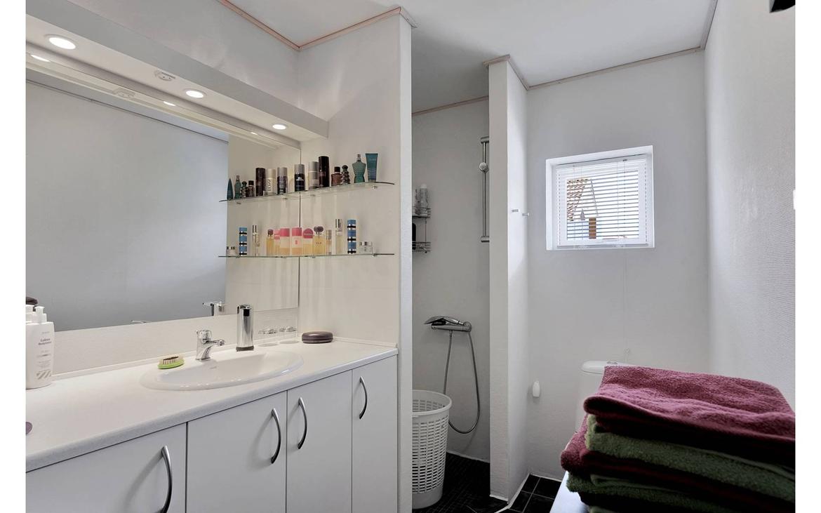 Renovering fra sterilt sort/hvidt til intimt naturfarvet  - Billedet af badeværelset fra salgsopstillingen. billede 1