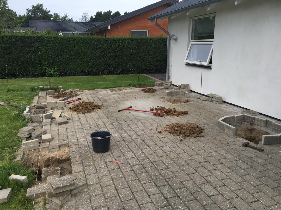Overdækket terrasse  - Før overdækningen.... igang med at grave til stolper billede 1