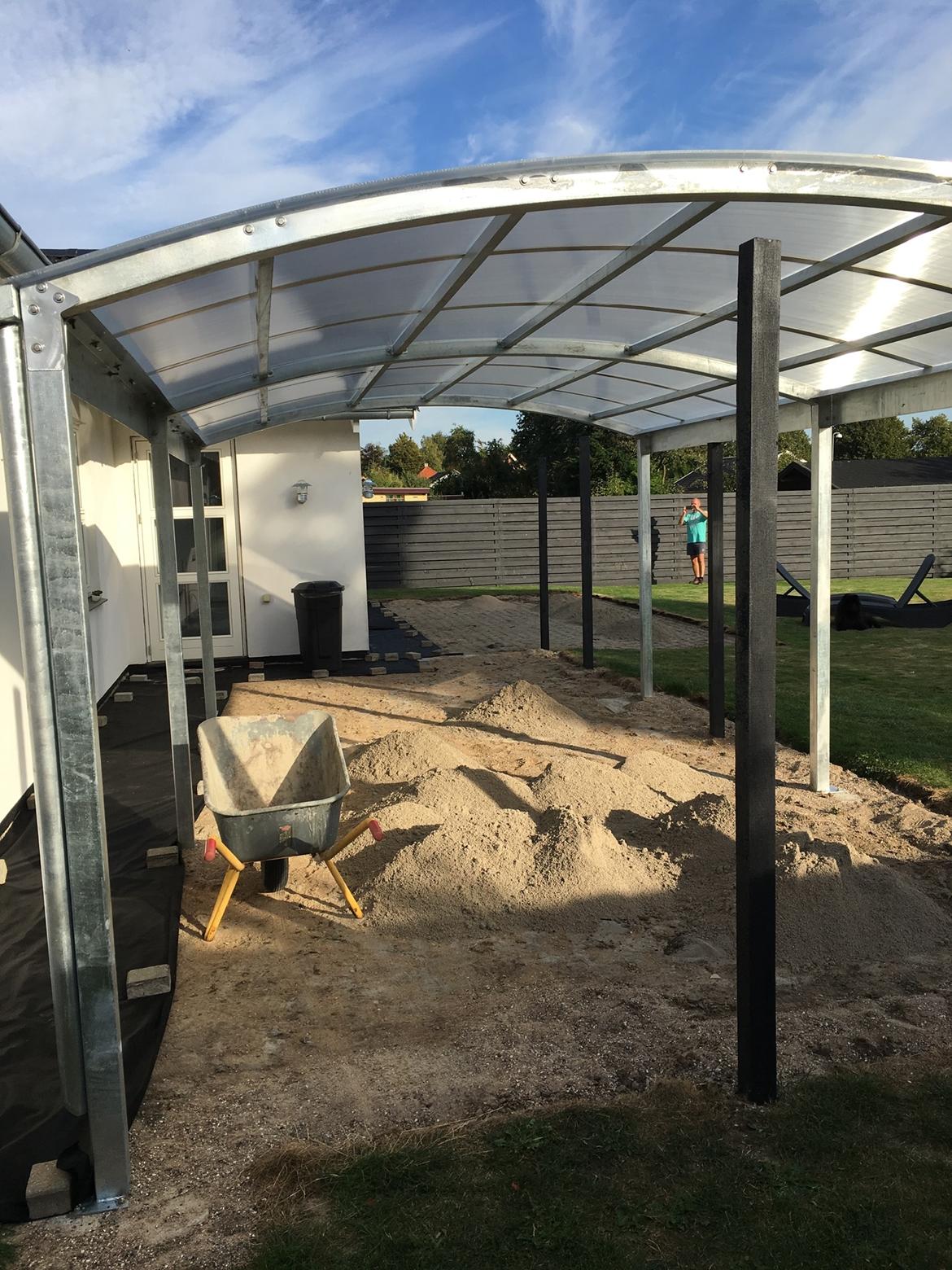Overdækket terrasse  - Så river vi de gamle fliser op.... billede 5
