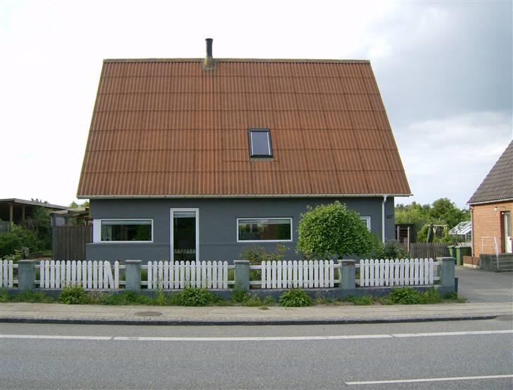 Villa 4 - Efter vi har malet det... Næste opgave er at male stolperne foran grå og male taget sort.. billede 1