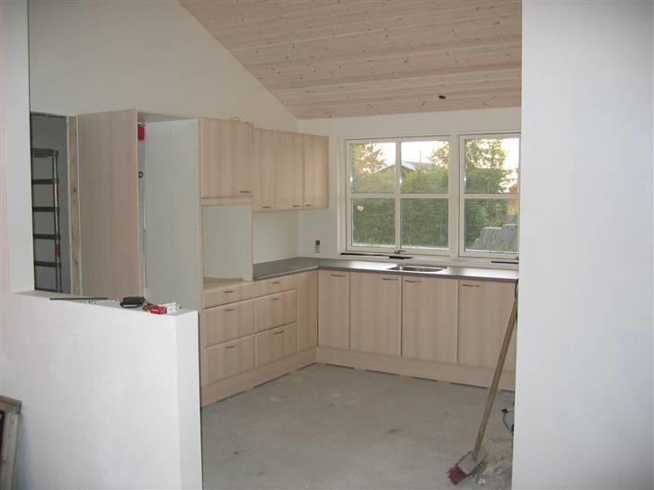 Sommerhus "Nørholm skov" - Så er køkkenet snart færdigt - 2006 billede 16