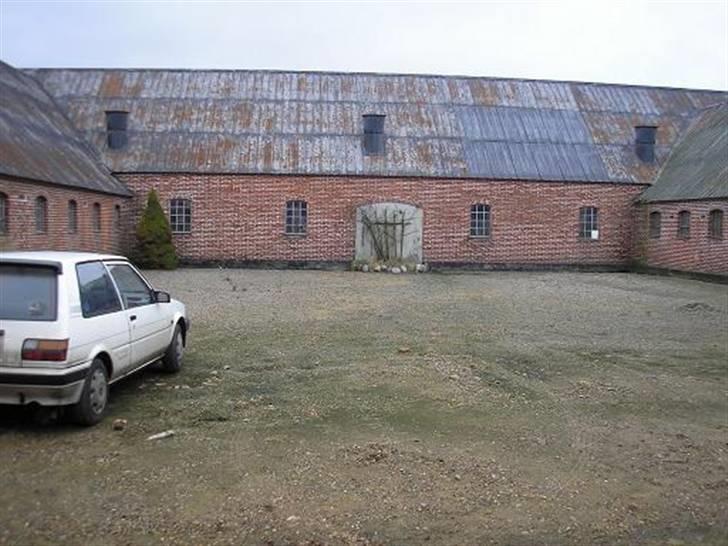 Landejendom  7 - Gårdspladsen der er større end man regner med billede 2