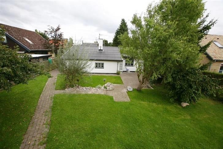 Villa 4 - Huset set oppe fra skurets tag billede 1