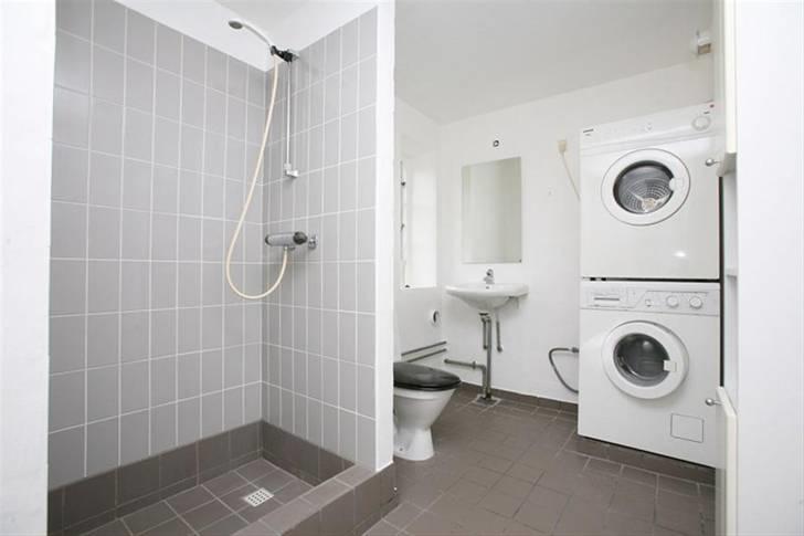 Villa 4 - Toilet med brusebad. Hvidevarer medfølger, hvis køber ønsker dette. billede 4