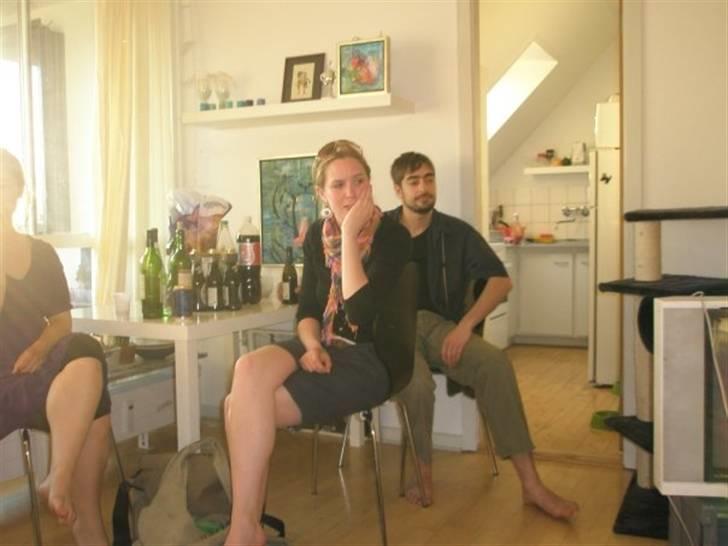 Lejlighed 1. værelses - Her kan man så se mit spisebord, og ud til køkkenet. billede 1