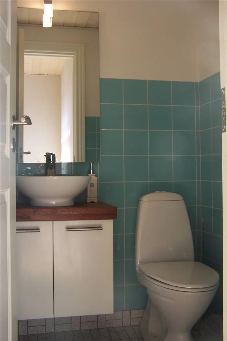 Villa 3/4 - Det lille toilet- det er der ikke gjort så meget ved- net arrangement og toilet og en klat maling. billede 10