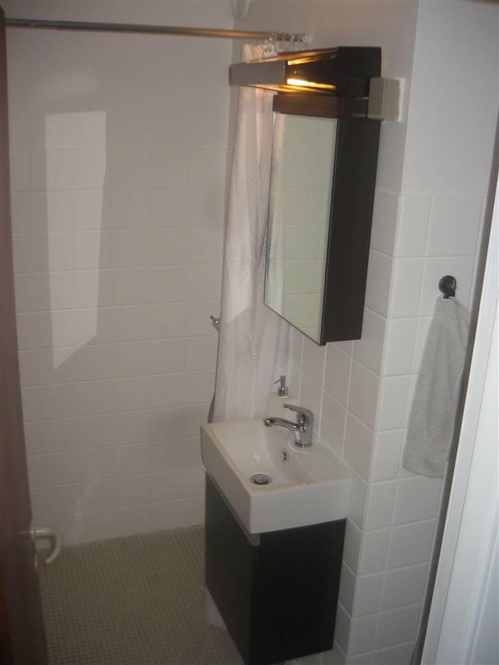 Lejlighed 3  - gæstetoilettet, er blevet malet og fået nye møbler. Var blå/grønt før med håndvask og et lille spejl. billede 10
