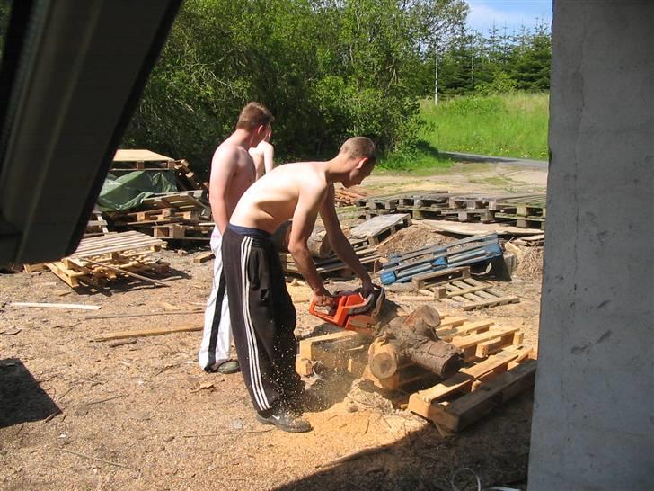 Landejendom 6 - ja det er hårdt arbejde sådan at være flyttet i hus med brænde fyr... billede 4