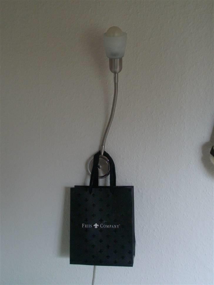 Ungdomsværelse Det sejeste <33 - Min læse lampe.. Og en friis og co bærepose.. Til mine tørklæder x´O billede 12
