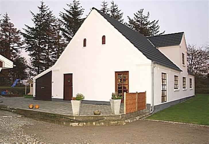 Landejendom 3 - terrasen er igang med at mure læ væg billede 2