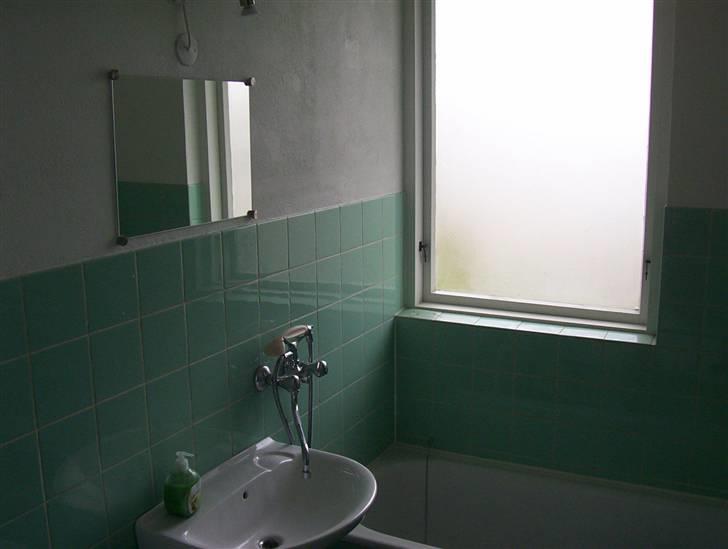 Villa 2 - Toilet her er der kun blevet malet et nyt spejl og en lampe billede 20